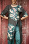 Buy_AAMRA BY LAVANYA_Black Linen Silk Hand Painted Bird Round Noir Kalamkari Floral Kurta With Pant 