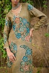 AAMRA BY LAVANYA_Green Linen Silk Hand Painted Floral V-neck Kalamkari Kurta With Pant _Online_at_Aza_Fashions