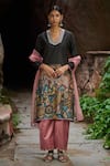 Buy_AAMRA BY LAVANYA_Black Linen Silk Hand Painted Sena Blunt V Noir Kalamkari Kurta Set _at_Aza_Fashions