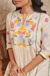 Samatvam by Anjali Bhaskar_Beige Embroidery Applique Notched Bella Floral Kurta And Pant Set _Online