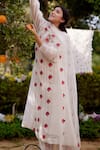 Buy_NAAZ BY NOOR_White Kurta Fine Cotton Chanderi Embroidery Thread Round Daisy Fields Set _Online_at_Aza_Fashions