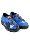 Buy_Jeetinder Sandhu_Blue Stitchline Thread Tie-dye Print Lace Tie-up Shoes _at_Aza_Fashions