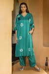 Buy_Ayaka_Green Viscose Tabby Hand Embroidered Floral V-neck Kurta _at_Aza_Fashions