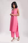 Buy_Avaha_Pink Cambric Poplin Plain V Neck Kuvira Kurta With Pant _Online_at_Aza_Fashions