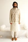 Buy_WABI SABI BY ANSHUM-RITESH_Ivory Cotton Silk Embroidery Aari Jaipur Mural Bundi Kurta Set _at_Aza_Fashions