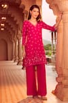 Buy_Aariyana Couture_Pink Silk Organza Hand Embroidery Floral V Neck Kurta With Pant _at_Aza_Fashions