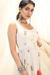 Aaryaa By Kashveen Kohli_White Mul Thread And Sequin Scoop Neck Floral Embroidered Anarkali _Online