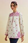 Buy_Upavita_Off White Cotton Embroidered Thread Mandarin Collar Floral Short Kurta 