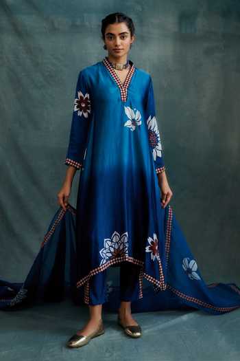 Buy_Krishna Mehta_Blue Modal Embroidery V-neck Geometric Block Print Ombre Kurta Pant Set _at_Aza_Fashions