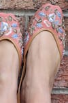 Buy_Amaryllis For Her_Pink Thread Gulnar Dabka And Zari Embroidered Juttis 