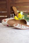 Buy_Amaryllis For Her_White Kashida Gul Embroidered Juttis 