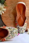 Buy_Amaryllis For Her_Off White Kashida Parisa Embroidered Juttis _at_Aza_Fashions