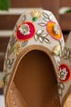 Buy_Amaryllis For Her_Off White Gota Phulkari Embroidered Juttis 