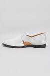 BUBBER COUTURE_Off White Walter Almond Toe Peshawari Sandal _Online_at_Aza_Fashions