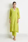 Samyukta Singhania_Green Kurta And Pant Viscose Embroidery Scallop Blunt V Neck Neckline Set _Online_at_Aza_Fashions