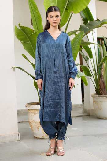 RAAS LIFE_Blue Chanderi V-neck Mohini Hand Crafted Straight Kurta With Pant _Online_at_Aza_Fashions