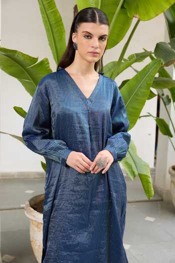 RAAS LIFE_Blue Chanderi V-neck Mohini Hand Crafted Straight Kurta With Pant _at_Aza_Fashions