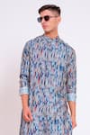 studio error_Blue Cotton Silk Printed Glitch Wavey Pattern Kurta _Online_at_Aza_Fashions