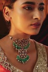 Buy_Karisa Designs_Green Kundan Onyx Bead Embellished Pendant Choker _at_Aza_Fashions