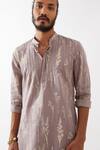 Buy_Son Of A Noble Snob_Purple Linen Embroidery Declan Botanica Pintuck Kurta With Trousers 