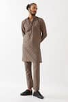 Buy_Son of A Noble Snob_Grey 100% Linen Printed Houndstooth Ryder Kurta With Trousers _at_Aza_Fashions