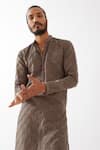 Son of A Noble Snob_Grey 100% Linen Printed Houndstooth Ryder Kurta With Trousers _at_Aza_Fashions