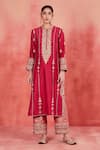 Buy_Sue Mue_Red Handwoven Silk Chanderi Embroidered Aari Notched Tahira Kurta Set 