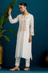 Buy_Anantaa by Roohi_Off White Silk Chanderi Embroidery Paisley Notched Resham Kurta With Pant _at_Aza_Fashions