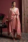 Buy_Akutee_Peach Handwoven Chanderi Silk Handpainted Floral V Neck Vijeta Kurta Set _at_Aza_Fashions