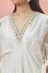 Buy_Rar Studio_Ivory Chanderi Handloom Embroidery Aari V Neck Ornate Bloom Kaftan Set 