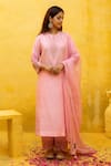 Buy_MITHI SUPARI_Pink Jute Linen Embroidered Thread Round Pushp Floral Cuwtork Kurta Pant Set 