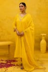 Buy_MITHI SUPARI_Yellow Jute Linen Embroidered Zari V Neck Lalitha And Zardozi Kurta Pant Set _at_Aza_Fashions