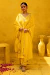 Buy_MITHI SUPARI_Yellow Jute Linen Embroidered Zari V Neck Lalitha And Zardozi Kurta Pant Set 