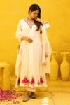 Buy_MITHI SUPARI_Ivory Pure Silk Chanderi Embroidered Resham V Neck Lata Kalidaar Kurta Set _at_Aza_Fashions