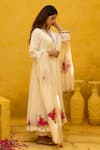 Buy_MITHI SUPARI_Ivory Pure Silk Chanderi Embroidered Resham V Neck Lata Kalidaar Kurta Set 