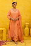 Buy_MITHI SUPARI_Peach Malai Chanderi Embroidered Thread V-neck Kissa Floral Kurta Pant Set _at_Aza_Fashions