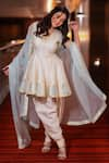 Esha Koul_Off White Chanderi Embroidery Gota V-neck Peplum Kurta And Salwar Set 