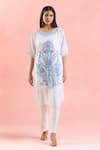Samyukta Singhania_White Cotton Embroidery Boat Neck Bouquet Kaftan_at_Aza_Fashions