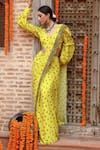 Buy_Gazab by Miku Kumar_Yellow Georgette Printed Floral Round Tiana Pre-draped Saree With Blouse _Online_at_Aza_Fashions