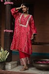 Buy_Begum_Fuchsia Zari Silk Phiran Embellished V Neck Faris Gota Kurta With Pant 