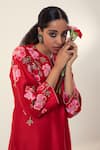 Svastih_Red Chanderi Embroidery Floral Notched Neck Ayat Kurta With Pant _at_Aza_Fashions