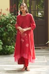 Buy_Vaayu_Red Muslin Cotton Embellished Bloom Round Applique Asymmetric Kurta With Pant _at_Aza_Fashions