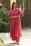 Buy_Vaayu_Pink Muslin Cotton Embellished Floral V Neck Applique Kurta With Pant _at_Aza_Fashions