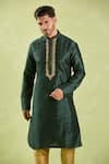 Samyukta Singhania_Green Art Silk Embroidery Paisley Motif Kurta Set _Online_at_Aza_Fashions