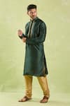 Samyukta Singhania_Green Art Silk Embroidery Paisley Motif Kurta Set _at_Aza_Fashions