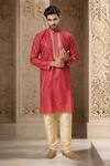 Buy_Samyukta Singhania_Pink Kurta Silk Embroidery Floral Mirror Set _at_Aza_Fashions