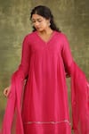 Buy_Trendy tokari_Magenta Dupatta Organza Hand Embroidered Abstract V Neck Kurta Set _Online_at_Aza_Fashions