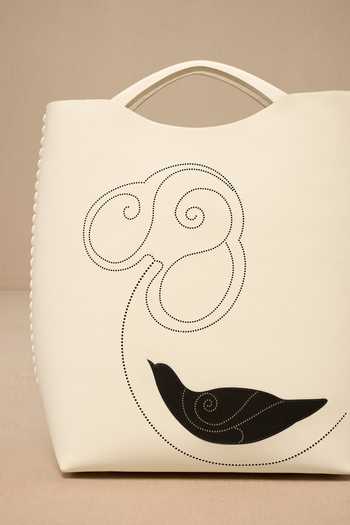 Buy_Ampm_Ivory Embroidery Inlay Pattern Tote Bag _Online