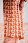 Buy_Cotton And Clay_Peach Modal V-neck Geometric Print Kurta Set 