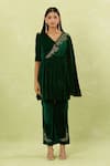 Buy_Samyukta Singhania_Green Velvet Embroidery V-neck Salli Hand Embellished Kurta Set 